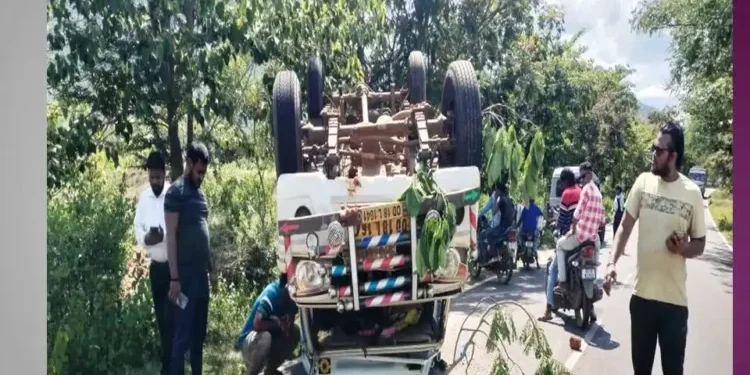 ଭାରସାମ୍ୟ ହରାଇ ଓଲଟିଲା ପିକଅପ ଭ୍ୟାନ