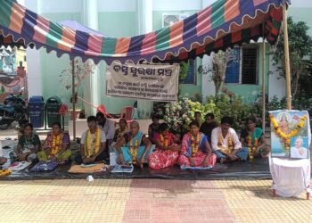 ଆଜି ଦ୍ୱିତୀୟ ଦିନରେ ପହଞ୍ଚିଛି ସଞ୍ଜୟ ଗାନ୍ଧୀ କଲୋନୀର ବସ୍ତିବାସୀଙ୍କୁ ମୌଳିକ ସୁବିଧା ଯୋଗାଇ ଦେବା ଦାବିରେ ବସ୍ତି ବାସିନ୍ଦାଙ୍କ ଅନଶନ