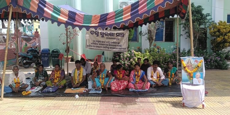 ଆଜି ଦ୍ୱିତୀୟ ଦିନରେ ପହଞ୍ଚିଛି ସଞ୍ଜୟ ଗାନ୍ଧୀ କଲୋନୀର ବସ୍ତିବାସୀଙ୍କୁ ମୌଳିକ ସୁବିଧା ଯୋଗାଇ ଦେବା ଦାବିରେ ବସ୍ତି ବାସିନ୍ଦାଙ୍କ ଅନଶନ