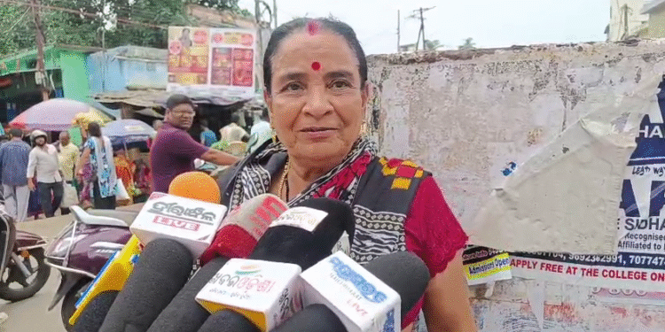 ପବିତ୍ର ସାବିତ୍ରୀ ବ୍ରତ ଉପଲକ୍ଷେ ପାରଳାଖେମୁଣ୍ଡି ବଜାର ଚଳ ଚଞ୍ଚଳ