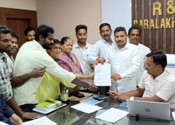 ରାସ୍ତା ସମ୍ପ୍ରସାରଣ କାର୍ଯ୍ୟକୁ ନେଇ ଅସନ୍ତୁଷ୍ଟ ହୋଇ ପୂର୍ତ୍ତବିଭାଗ ଅଧିକାରୀଙ୍କୁ ପୁଣି ଭେଟିଲେ ବିଜେପି କର୍ମୀ