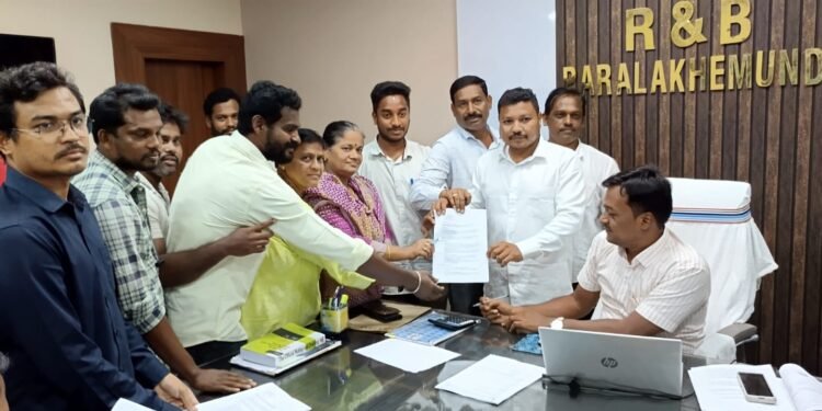 ରାସ୍ତା ସମ୍ପ୍ରସାରଣ କାର୍ଯ୍ୟକୁ ନେଇ ଅସନ୍ତୁଷ୍ଟ ହୋଇ ପୂର୍ତ୍ତବିଭାଗ ଅଧିକାରୀଙ୍କୁ ପୁଣି ଭେଟିଲେ ବିଜେପି କର୍ମୀ