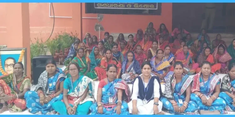 ପିପିଲି ତହସିଲ ସମ୍ମୁଖରେ ଦଳିତ ମହାସଂଘର ଧାରଣା