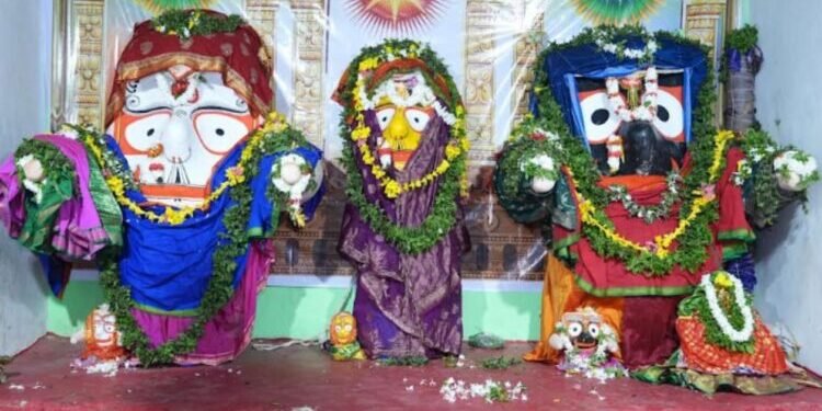 ଆଡ଼ପ ମଣ୍ଡପରେ ଚତୁର୍ଦ୍ଧାମୂର୍ତ୍ତିଙ୍କ ଦର୍ଶନ