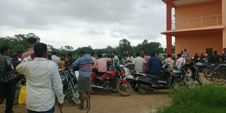 ମିଲର୍ସ ଓ ମଣ୍ଡି କର୍ମଚାରୀଙ୍କ କୁଟ ଚକ୍ରାନ୍ତରେ ଅତିଷ୍ଠ ଚାଷୀ କର୍ମକାରୀଙ୍କୁ ଠୁଙ୍କିଲେ ତାଲା