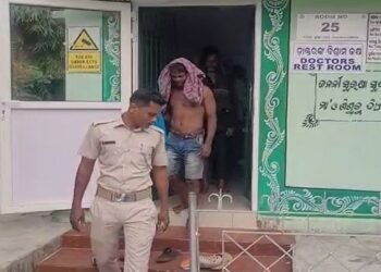 ଅଧାଲଣ୍ଡା କରି ୨ ଜଣଙ୍କୁ ୨ କିମି ଆଣ୍ଠେଇ ଚଲାଇଲେ