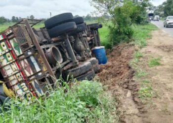 ଓଲଟିଲା ଲୁହାପଥର ବୋଝେଇ ଟ୍ରକ, ଅଳ୍ପକେ ବର୍ତ୍ତିଲେ ଚାଳକ