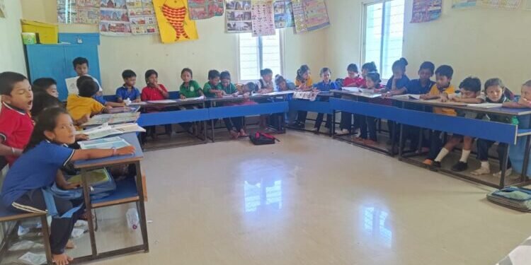 ଅର୍ଦ୍ଧ ଚକ୍ରାକାରରେ ବସି ପାଠ ପଢିଲେ ଛାତ୍ରଛାତ୍ରୀ