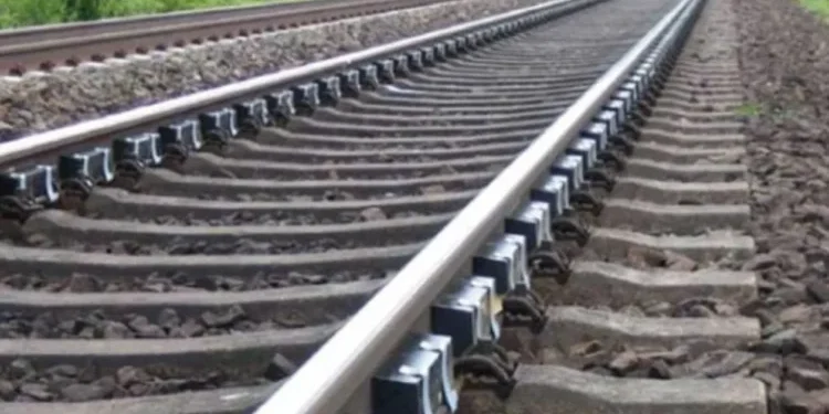 ରେଳଧାରଣା ଉପରକୁ ଧସିଲା ମାଟି