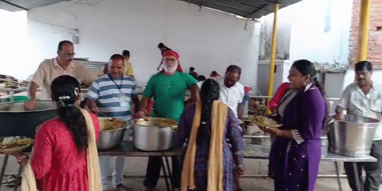 ରଥଯାତ୍ରା ଅବସରରେ ଗୁଣ୍ଡିଚା ବାଡ଼ିରେ ଅନ୍ନ ପ୍ରସାଦ ବିତରଣ କାର୍ଯ୍ୟକ୍ରମ ଅନୁଷ୍ଠିତ