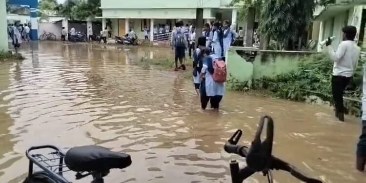 ବର୍ଷା ହେଲେ ଉବୁଟୁବୁ ହେଉଛି ମୀନକେତନ ମହାବିଦ୍ୟାଳୟ ପରିସର