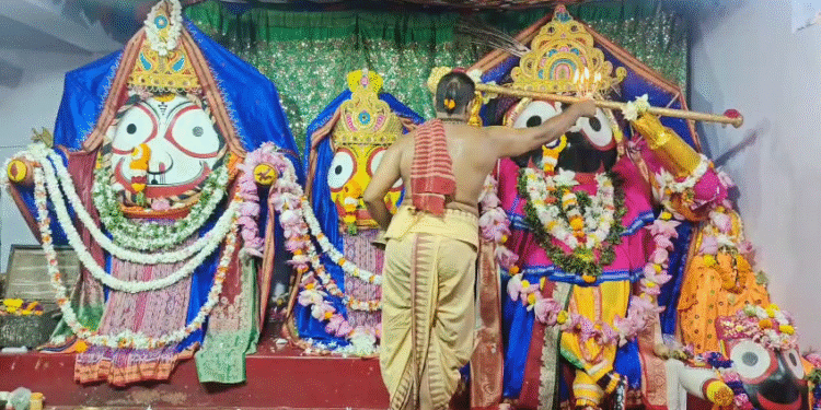 ପାରଳାଖେମୁଣ୍ଡି ଠାରେ ଥିବା ଜଗନ୍ନାଥ ମନ୍ଦିରରେ ଭକ୍ତଙ୍କ ସମାଗମ