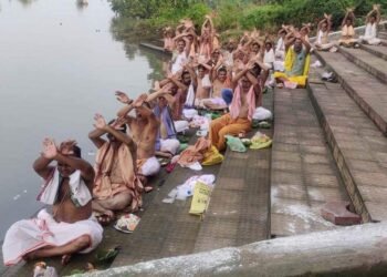 ପବିତ୍ର ମହାଳୟା ତିଥିରେ ବାଲୁଙ୍କେଶ୍ୱର ଘାଟରେ ତିଳ ତର୍ପଣ