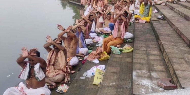 ପବିତ୍ର ମହାଳୟା ତିଥିରେ ବାଲୁଙ୍କେଶ୍ୱର ଘାଟରେ ତିଳ ତର୍ପଣ