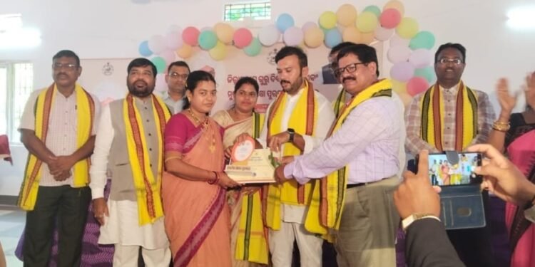 ମୁଖ୍ୟମନ୍ତ୍ରୀ ଶିକ୍ଷକ ପୁରସ୍କାର ପାଇଲେ ଶିକ୍ଷୟତ୍ରୀ କବିତା ରାଉତ