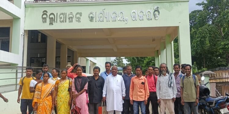 ଗ୍ରାମକୁ ପକ୍କା ରାସ୍ତା ନିର୍ମାଣ ପାଇଁ ଜିଲ୍ଲାପାଳଙ୍କ ଦ୍ୱାରସ୍ଥ ହେଲେ ଅଂଶଗଲା ଗ୍ରାମବାସୀ