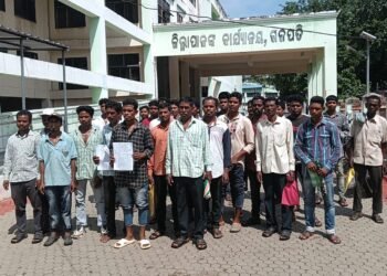 କତଲ କଇଠା ଠାରୁ ପର୍ଶୁରାମ ପୁର ପର୍ୟ୍ଯନ୍ତ ରାସ୍ତା  ଶୋଚନୀୟ ହୋଇଥିବାରୁ ଗ୍ରାମବାସୀ ଜିଲ୍ଲାପାଳଙ୍କ ଦ୍ୱାରସ୍ଥ