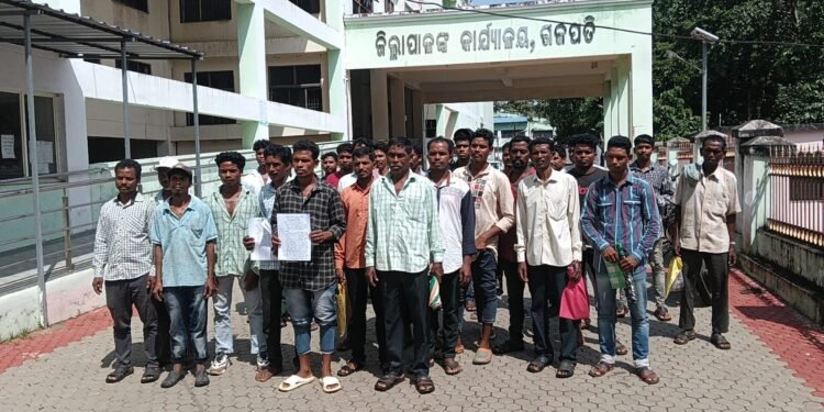 କତଲ କଇଠା ଠାରୁ ପର୍ଶୁରାମ ପୁର ପର୍ୟ୍ଯନ୍ତ ରାସ୍ତା  ଶୋଚନୀୟ ହୋଇଥିବାରୁ ଗ୍ରାମବାସୀ ଜିଲ୍ଲାପାଳଙ୍କ ଦ୍ୱାରସ୍ଥ