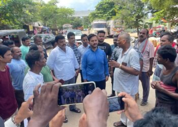 ପାରଳାଖେମୁଣ୍ଡି ବସ ଷ୍ଟାଣ୍ଡର ବିଭିନ୍ନ ସମସ୍ୟା ବୁଲିଦେଖ‌ିଲେ ବିଧାୟକ ରୁପେଶ କୁମାର ପାଣିଗ୍ରାହୀ