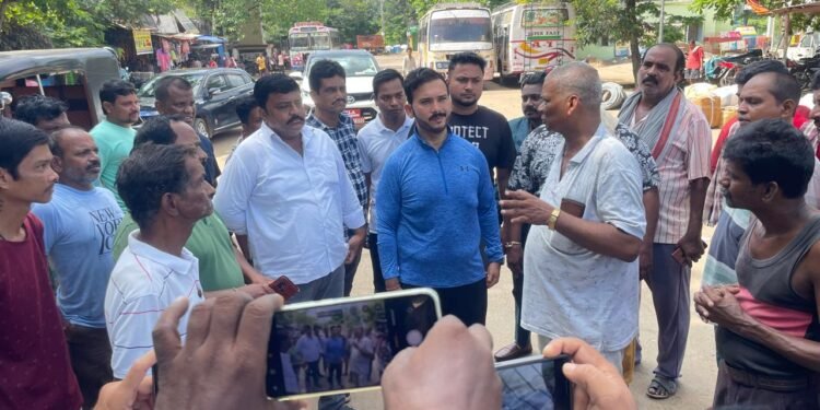 ପାରଳାଖେମୁଣ୍ଡି ବସ ଷ୍ଟାଣ୍ଡର ବିଭିନ୍ନ ସମସ୍ୟା ବୁଲିଦେଖ‌ିଲେ ବିଧାୟକ ରୁପେଶ କୁମାର ପାଣିଗ୍ରାହୀ