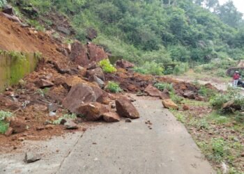ବର୍ଷାର ପ୍ରଭାବରେ ଧସିଲା ପାହାଡ, ଖସିଲା ମାଟି ଅତଡା ସହ ବଡ଼ ବଡ଼ ପଥର