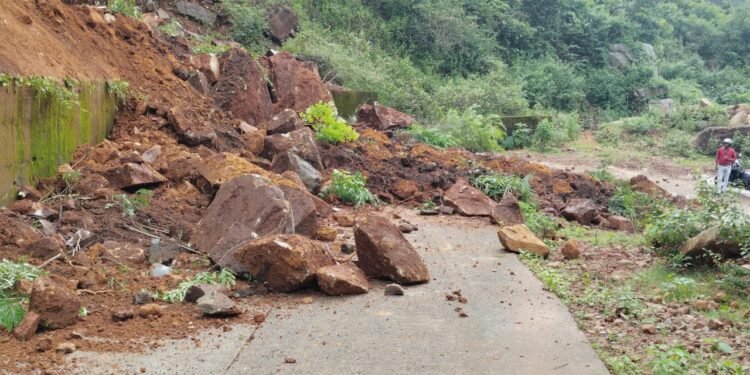 ବର୍ଷାର ପ୍ରଭାବରେ ଧସିଲା ପାହାଡ, ଖସିଲା ମାଟି ଅତଡା ସହ ବଡ଼ ବଡ଼ ପଥର