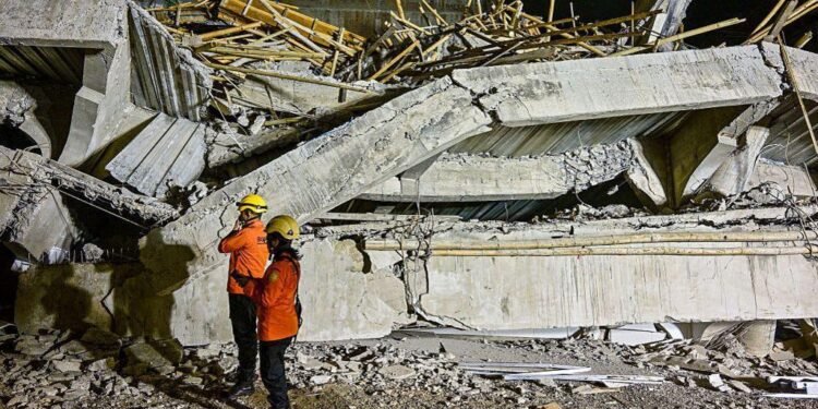 ଭୁଶୁଡିଲା ସ୍କୁଲ ଛାତ:  ଭଗ୍ନାବଶେଷ ତଳେ ଫସି ରହିଛନ୍ତି ୬୫ ପିଲା