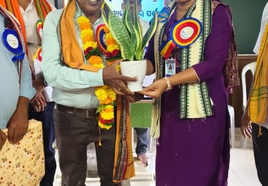 ପ୍ରବୀଣ ଶିକ୍ଷକ ଶ୍ରୀ ମନୋଜ କୁମାର ପଣ୍ଡାଙ୍କୁ କ୍ଲଷ୍ଟର ସ୍ତରୀୟ ସମ୍ବର୍ଦ୍ଧନା