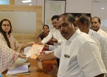 ଗଜପତି ନାଗରିକ ମଞ୍ଚ ପକ୍ଷରୁ ଜିଲ୍ଲାପାଳଙ୍କୁ ଗଜପତି ଜିଲ୍ଲା ବିକାଶର ନକ୍ସା ପୁସ୍ତକ  ପ୍ରଦାନ