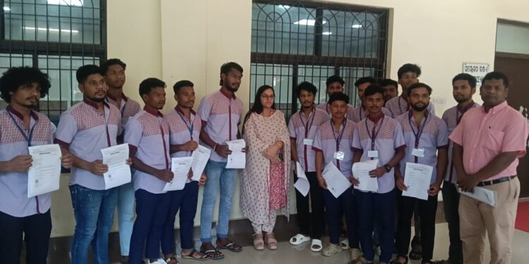 ଗଜପତି ଜିଲ୍ଲାର ତାଲିମ୍ ପ୍ରାପ୍ତ ଯୁବକ ଯୁବତୀଙ୍କୁ ନିଯୁକ୍ତି ପତ୍ର ପ୍ରଦାନ