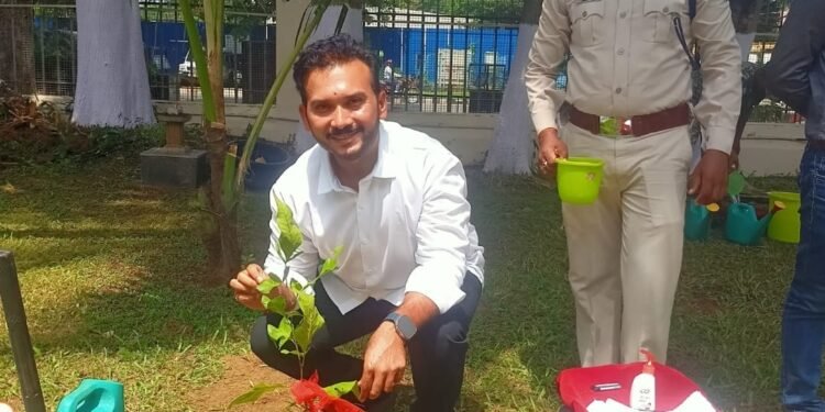 ବିଧାନସଭା ପରିସର ମଧ୍ୟରେ ବୃକ୍ଷରୋପଣ କଲେ ବିଧାୟକ ରୂପେଶ ପାଣିଗ୍ରାହୀ