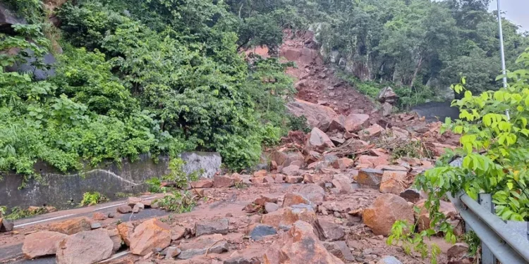 କଳିଙ୍ଗା ଘାଟିରେ ଭୂସ୍ଖଳନ, ଘାଟି ରାସ୍ତା ଦେଇ ଯାନବାହନ ଚଳାଚଳ ଠପ୍‌