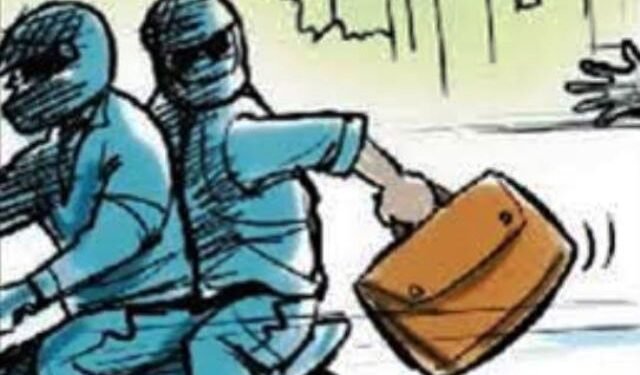 ବୃଦ୍ଧାଙ୍କ ଘରୁ ତାଲା ଭାଙ୍ଗି ଟଙ୍କା ସୁନା ଲୁଟିଲେ ଦୁର୍ବୃତ୍ତ