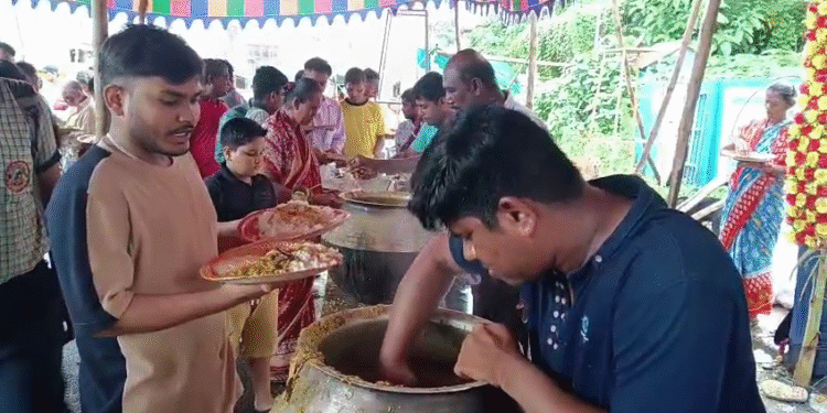 ଫରେଷ୍ଟ ଗେଟ ଗଣେଶ ପୂଜା କମିଟି ପକ୍ଷରୁ ଅନ୍ନ ପ୍ରସାଦ ବଣ୍ଟନ