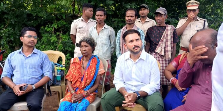 ଭୁସ୍କଳନର ଘଟଣା ସ୍ଥଳ ପରିଦର୍ଶନ କଲେ ବ୍ରହ୍ମପୁର ସାଂସଦ ଡକ୍ଟର ପ୍ରଦୀପ ପାଣିଗ୍ରାହୀ