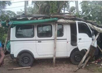 ଚା ଦୋକାନକୁ ଧକ୍କା ଦେଲା ଟାଟା ମ୍ୟାଜିକ୍ ଗାଡି:ଦୁର୍ଘଟଣାରେ  ସ୍ୱାମୀ, ସ୍ତ୍ରୀ ଗୁରୁତର