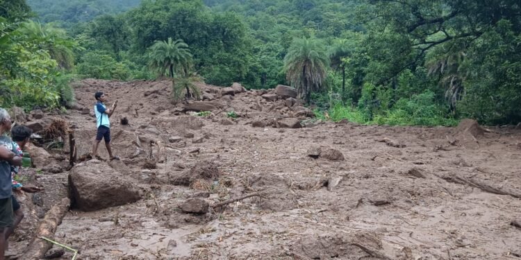 ଭୂସ୍ଖଳନ ଯୋଗୁଁ ବାପା ପୁଅର ସନ୍ଧାନ ମିଳିନି ଯୁଦ୍ଧ କାଳୀନ ଭିତ୍ତିରେ ସର୍ଚ୍ଚ ଅପରେସନ ଜାରି