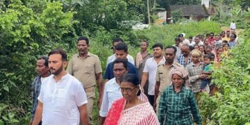 ଲଗାଣ ବର୍ଷାରେ କ୍ଷୟକ୍ଷତି ଅଞ୍ଚଳ ପରିଦର୍ଶନ କଲେ ପାରଳା ବିଧାୟକ ଇଂ ରୁପେଶ କୁମାର ପାଣିଗ୍ରାହୀ