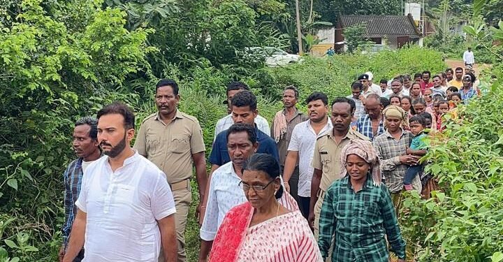 ଲଗାଣ ବର୍ଷାରେ କ୍ଷୟକ୍ଷତି ଅଞ୍ଚଳ ପରିଦର୍ଶନ କଲେ ପାରଳା ବିଧାୟକ ଇଂ ରୁପେଶ କୁମାର ପାଣିଗ୍ରାହୀ