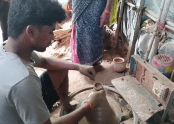 ଆଗକୁ ଦୀପାବଳି ମାଟି ଦୀପ ନିର୍ମାଣ କରିବାରେ ବ୍ୟସ୍ତ କୁମ୍ଭାର ପରିବାର