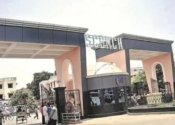 କଟକ ବଡ଼ ଡାକ୍ତରଖାନାରେ ଲଜ୍ଜା: ଆଇସିୟୁ ଭିତରେ ଯୁବତୀଙ୍କୁ ଅସଦାଚରଣ ଅଭିଯୋଗ